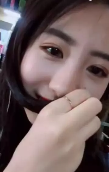 一口牙毀一張!天菜正妹頭髮一放下露牙笑「整張毀了了」…無法想像的衝擊力
