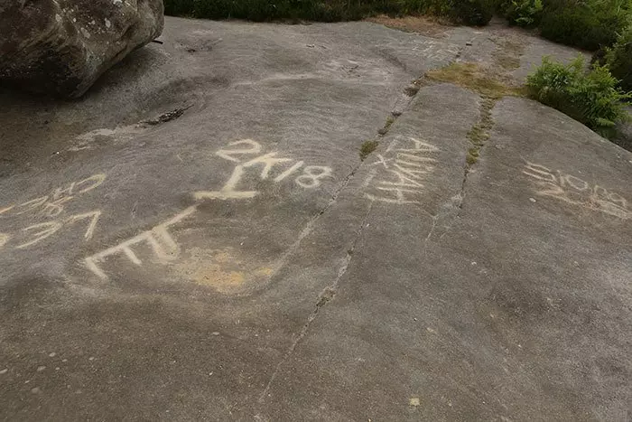 屁孩94手賤!竟然瞬間毀掉3億2千萬年的古蹟 讓人超傻眼...網怒:抓到鞭刑啦