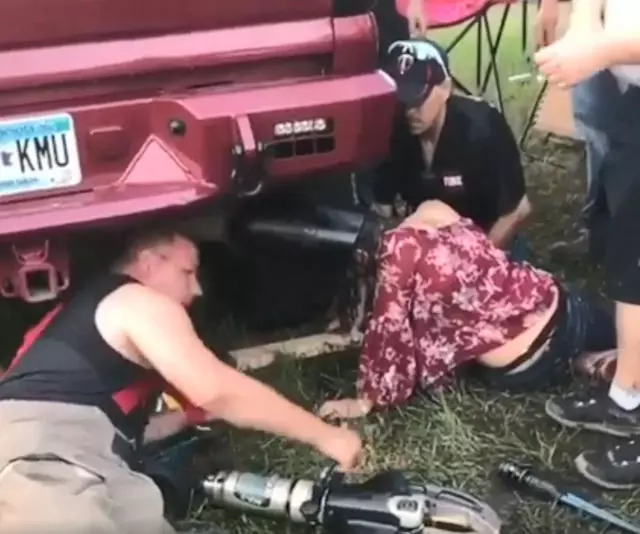 茫了!19歲少女頭卡進排氣管要人救 事後解釋為何要做?酒醉的人果然理解不能…