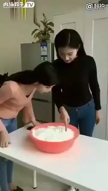 正妹起身那瞬間…竟讓所有人震驚!被整沾麵粉….「核彈級炸裂」網:震驚我眼界