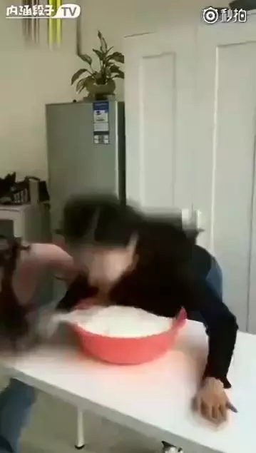 正妹起身那瞬間…竟讓所有人震驚!被整沾麵粉….「核彈級炸裂」網:震驚我眼界