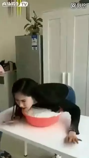 正妹起身那瞬間…竟讓所有人震驚!被整沾麵粉….「核彈級炸裂」網:震驚我眼界