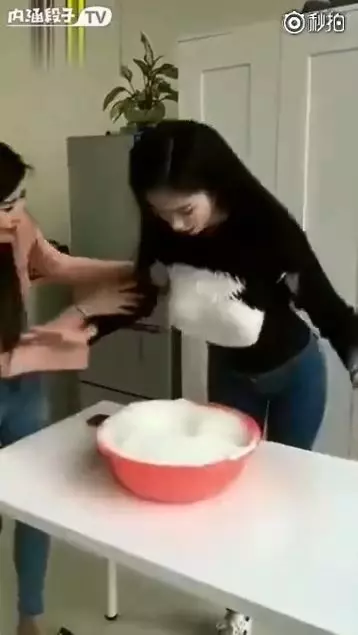 正妹起身那瞬間…竟讓所有人震驚!被整沾麵粉….「核彈級炸裂」網:震驚我眼界