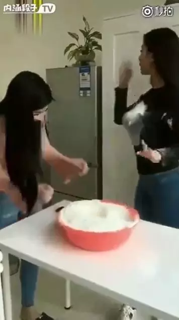 正妹起身那瞬間…竟讓所有人震驚!被整沾麵粉….「核彈級炸裂」網:震驚我眼界