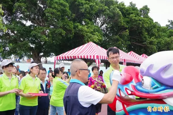 人中竟也能立蛋!端午節史上最白目立蛋 男大生笑翻網友