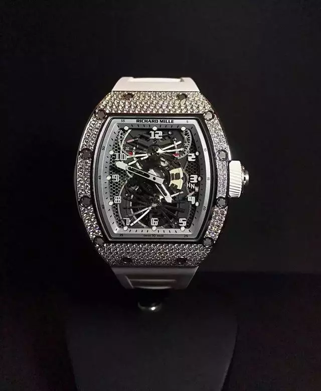 羅志祥戴百萬RM、黃子韜鑲鑽勞力士、Ella幾十萬Piaget……