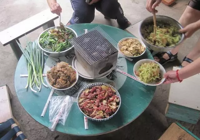 我娶她進門,本以為會幸福,沒想到娶了一家累贅