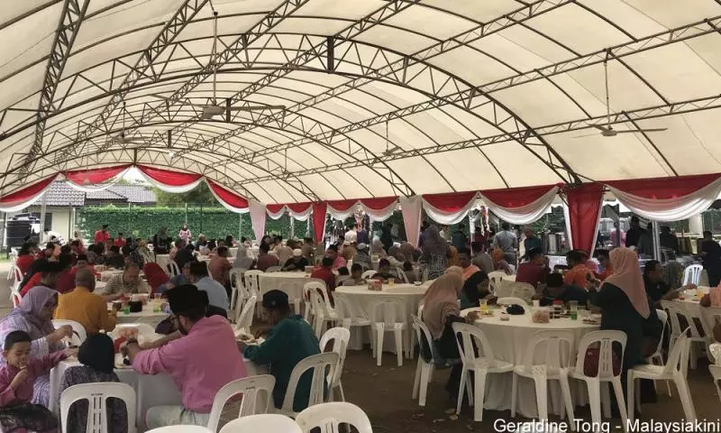 羅絲瑪今天走簡樸路線,不提名牌包包,只選用輕便泰國牌子小包包?