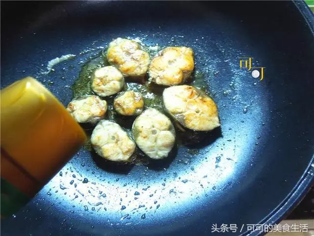 馬鮫魚這種做法你大概沒試過,煎著吃實在太香,只要換一種油來煎