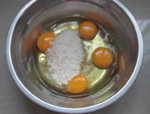 還記得小時候吃的雞蛋糕嗎?只要有麵粉雞蛋和糖在家也可以做出來