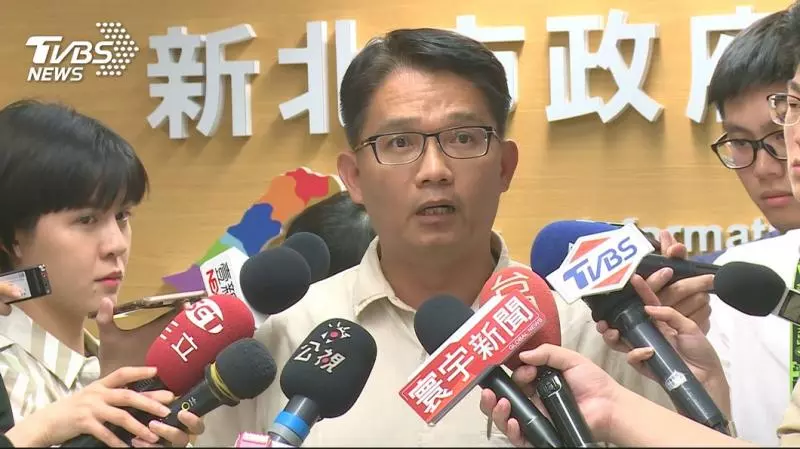 遭控關說侯友宜文大宿舍 新北官怒摔紙