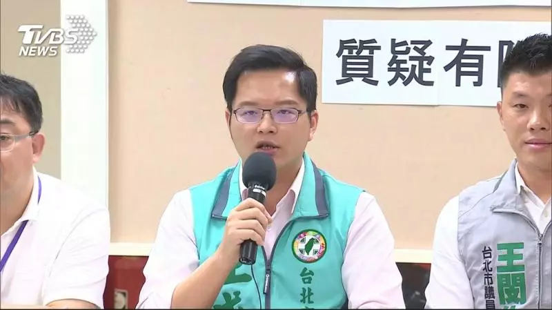 遭控關說侯友宜文大宿舍 新北官怒摔紙