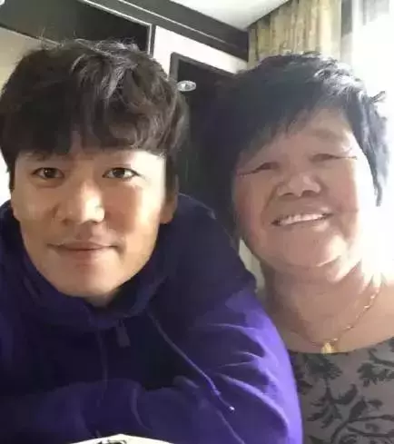 基因果真是最誠實的,明星家庭照曝光,王祖藍的我實在忍不住笑!