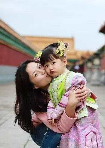 趙薇11歲女兒,居然長成這副模樣,難怪一直都不願曝光!