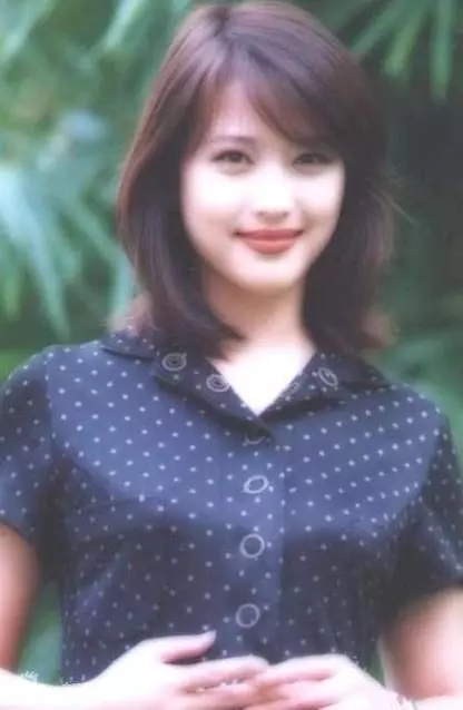 51歲周海媚和50歲周慧敏近照,都沒生孩子,差距不是一般大!
