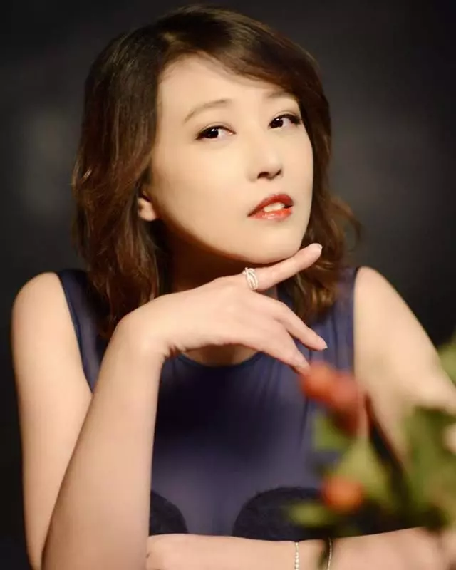 51歲周海媚和50歲周慧敏近照,都沒生孩子,差距不是一般大!