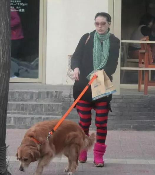 51歲周海媚和50歲周慧敏近照,都沒生孩子,差距不是一般大!