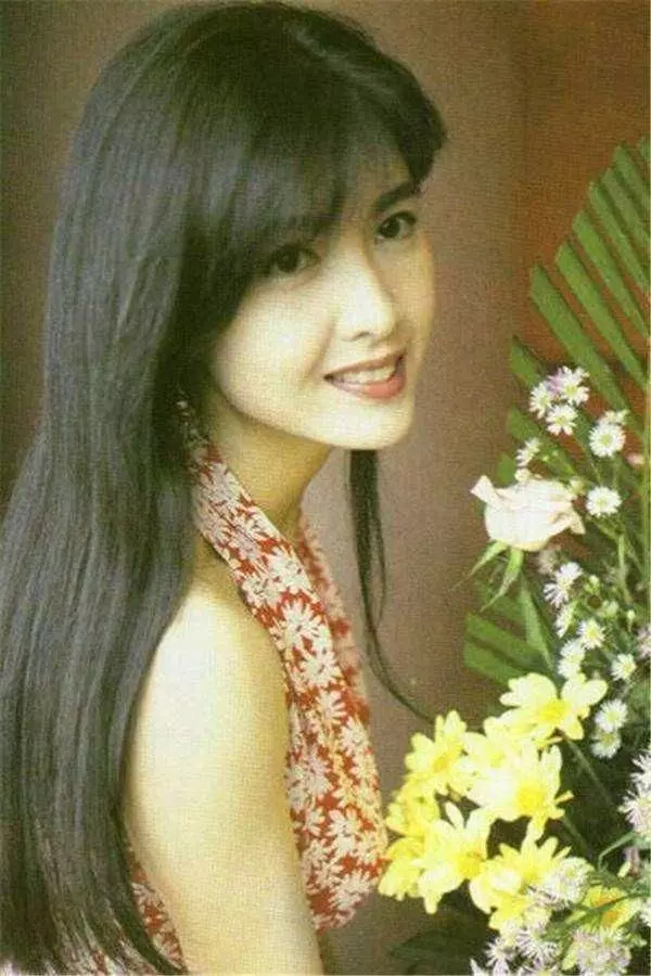 51歲周海媚和50歲周慧敏近照,都沒生孩子,差距不是一般大!
