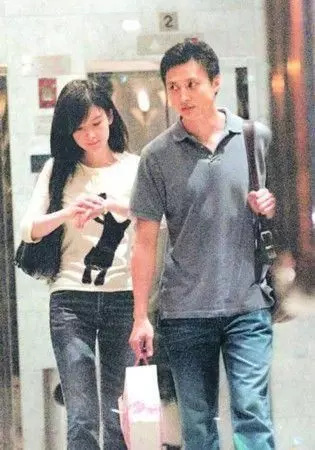 51歲周海媚和50歲周慧敏近照,都沒生孩子,差距不是一般大!
