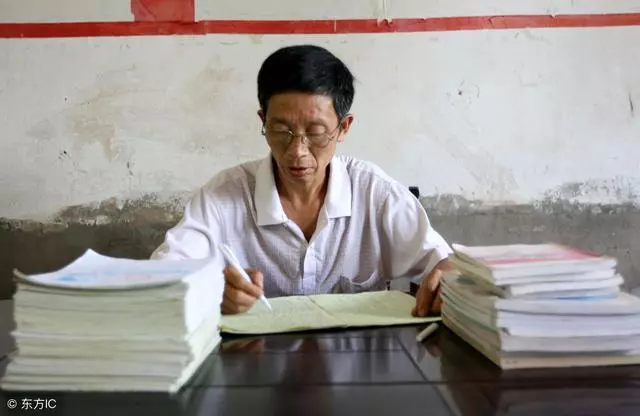母親跟女兒借了四千塊,寫了欠條,兩個月後還錢,卻讓女兒傻了眼