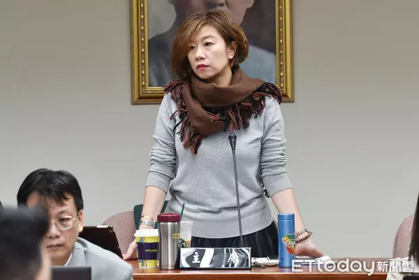 「委員桌上那杯插著什麼」?網友照片接力打臉 林靜儀回應了