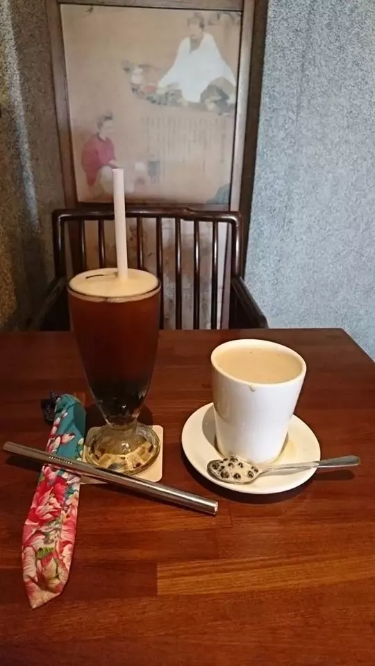 「委員桌上那杯插著什麼」?網友照片接力打臉 林靜儀回應了
