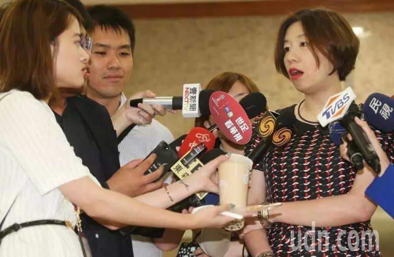 林靜儀再回嗆:要檢討我從出生到現在用過幾根吸管?