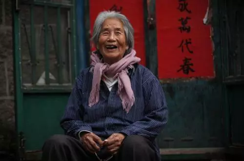 結婚後想接媽去享福,鄰居罵我白眼狼,知道原因後我怒打妻子