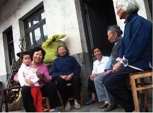 結婚後想接媽去享福,鄰居罵我白眼狼,知道原因後我怒打妻子