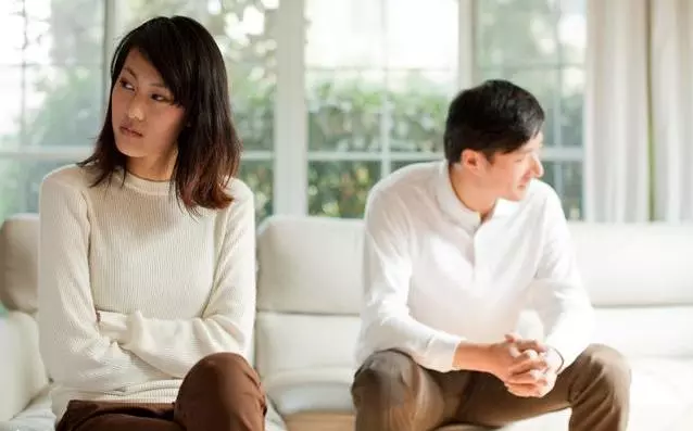 結婚後想接媽去享福,鄰居罵我白眼狼,知道原因後我怒打妻子