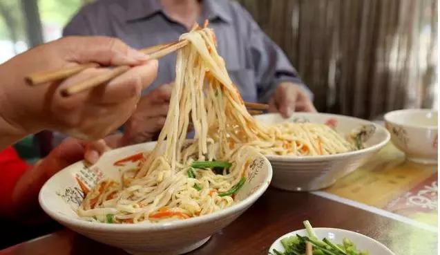 八旬老太開麵館,每天只賣一百碗,知道做面的人後,街坊吃不下了