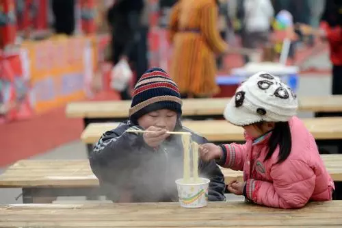 妹妹,照顧好媽媽,17歲的哥哥說完轉身從20樓跳下