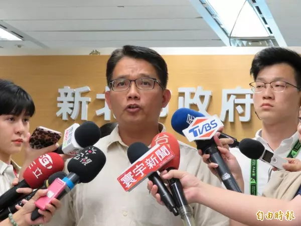 邱敬斌駁斥關說 痛心怒摔紙
