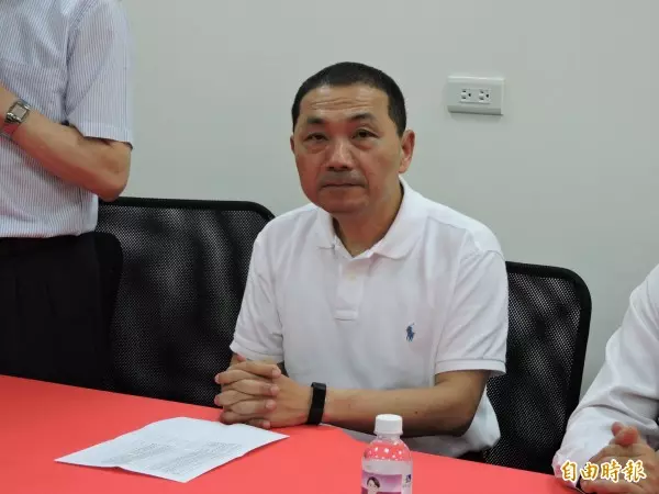 邱敬斌駁斥關說 痛心怒摔紙
