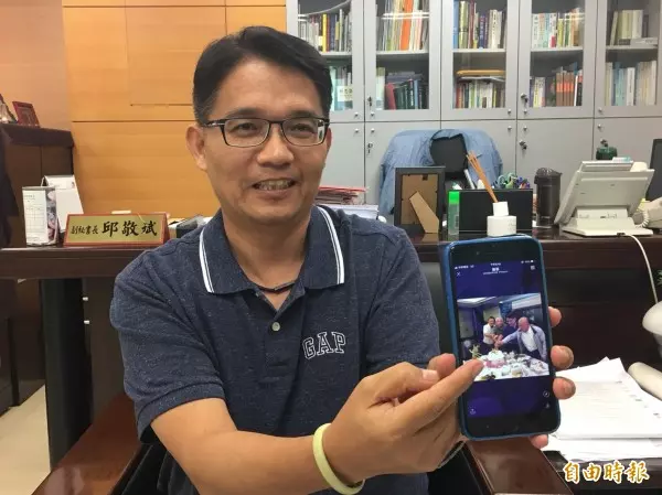 邱敬斌駁斥關說 痛心怒摔紙