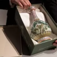 邱敬斌駁斥關說 痛心怒摔紙