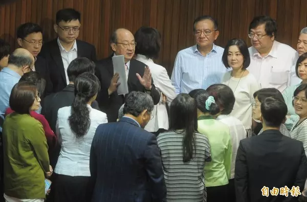 軍改納離婚配偶年金請求權 朝野無共識