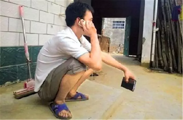 我每月給女兒3000元,去女兒公司看她被嫌棄,老闆一句話我傻了