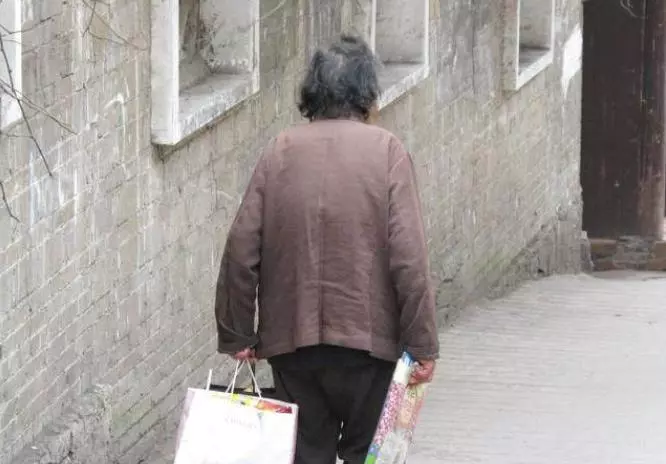 女兒嫁窮光蛋,我生日女婿空手而來,我趕走他,老伴回來後我愣了