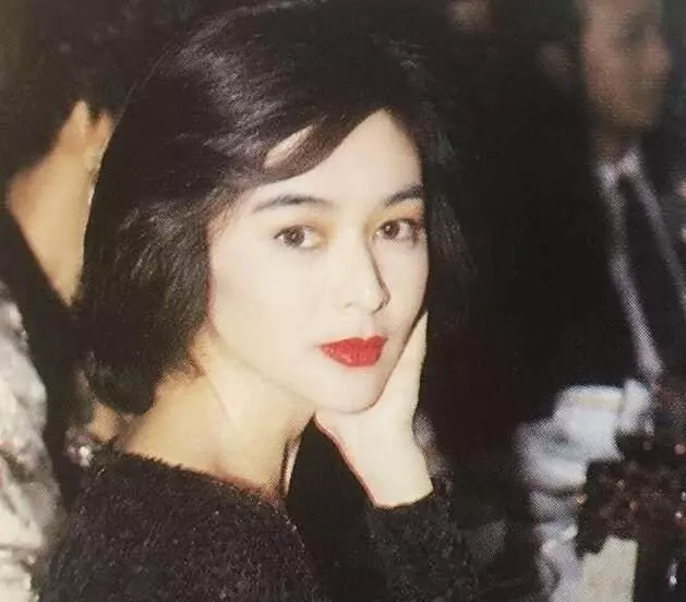 女星都是假凍齡?關之琳面部僵硬,趙雅芝滿臉皺紋,她讓人認不出!