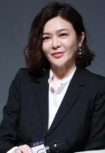 女星都是假凍齡?關之琳面部僵硬,趙雅芝滿臉皺紋,她讓人認不出!