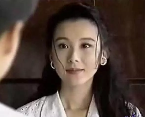 女星都是假凍齡?關之琳面部僵硬,趙雅芝滿臉皺紋,她讓人認不出!