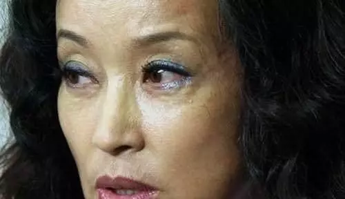 女星都是假凍齡?關之琳面部僵硬,趙雅芝滿臉皺紋,她讓人認不出!