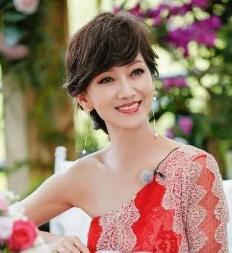 女星都是假凍齡?關之琳面部僵硬,趙雅芝滿臉皺紋,她讓人認不出!