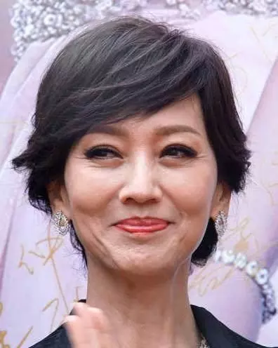 女星都是假凍齡?關之琳面部僵硬,趙雅芝滿臉皺紋,她讓人認不出!