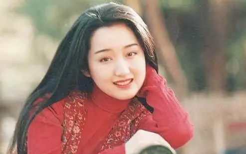 女星都是假凍齡?關之琳面部僵硬,趙雅芝滿臉皺紋,她讓人認不出!