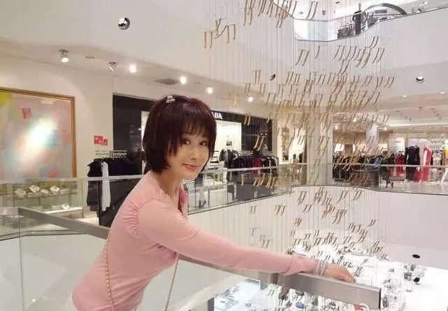 女星都是假凍齡?關之琳面部僵硬,趙雅芝滿臉皺紋,她讓人認不出!
