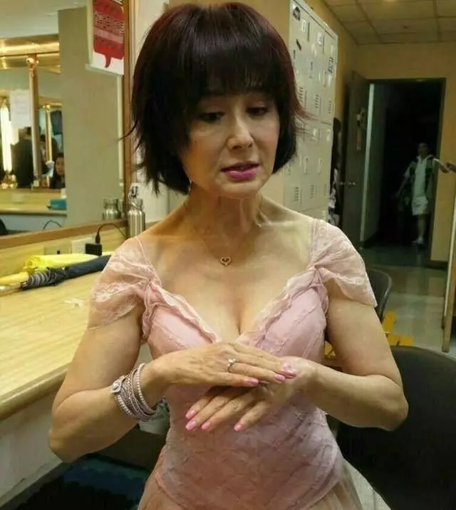 女星都是假凍齡?關之琳面部僵硬,趙雅芝滿臉皺紋,她讓人認不出!