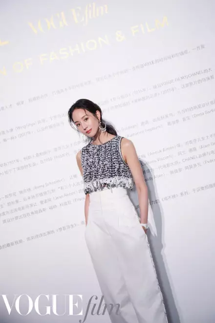 娛樂Ent楊冪暖抱歐陽娜娜,零修圖「逆天神腿」超吸睛!