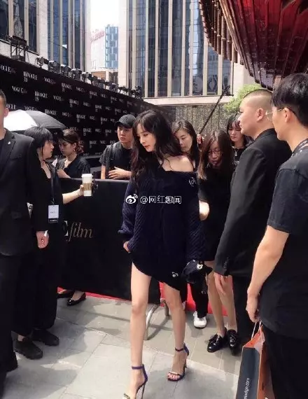 娛樂Ent楊冪暖抱歐陽娜娜,零修圖「逆天神腿」超吸睛!